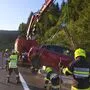 Die Feuerwehren Ligist und Modriach mussten den Pkw mit dem Kran der FF Ligist bergen