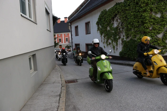 In einem rund einen Kilometer langen Konvoi  fuhren die Biker nach Bleiburg/Pliberk und machten nach einer Runde durch die Stadt - unter Glockengeläute - Halt am Europaplatz vor der Stadtpfarrkirche.