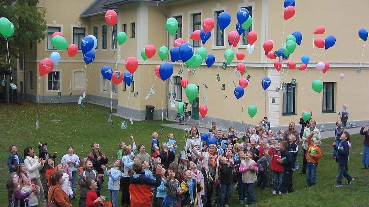 In Hermagor wird die Aktion mit einem Luftballonstart eröffnet