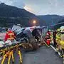 Das Eisengeländer bohrte sich durch das gesamte Auto. Der Lenker wurde aus dem Wrack geborgen.  - FOTO: APA/BFV LANDECK/SCHRANZ SIMON 