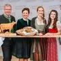 Heidi Kaufmann-Ferstl, Hofheldin in der Kategorie Urproduktion und Hofheldin Andrea Wiedner in der Kategorie Diversifizierung, mit der Schirmherrin der Hofheldinnen Initiative LK Vizepräsidentin Maria Pein, Präsident Andreas Steinegger sowie Oliver Kröpfl 