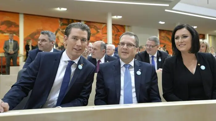 Der neue Nationalrat ist in Amt und Würden. 182 Abgeordnete wurden am Donnerstag im Hohen Haus angelobt, der freiheitliche Mandatar Harald Stefan fehlte entschuldigt.