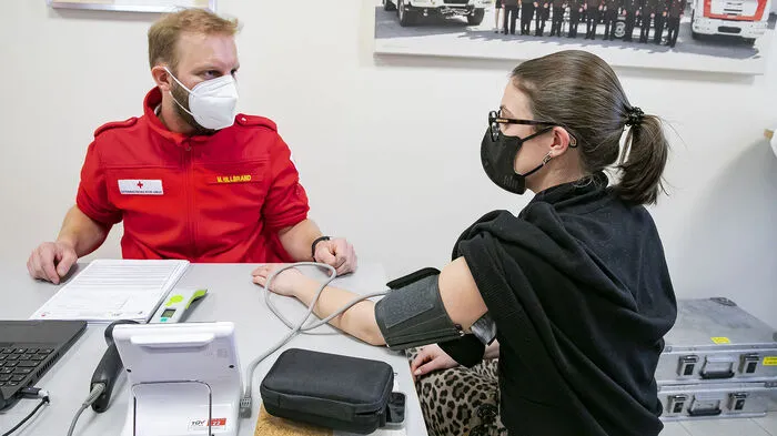 Bei der Anmeldung werden Blutdruck und Temperatur gemessen.