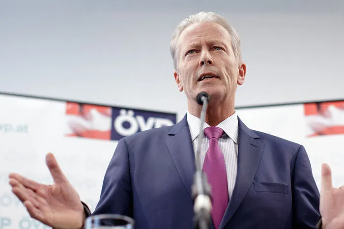 Mit den Worten „Ich bin kein Platzhalter“ trat Reinhold Mitterlehner im Mai 2016 als Vizekanzler, Wirtschaftsminister und ÖVP-Obmann zurück. Er kritisierte den Umgang innerhalb der großen Koalition miteinander und den innerparteilichen Umgang in der ÖVP. „Das macht so keinen Spaß und keinen Sinn mehr.“