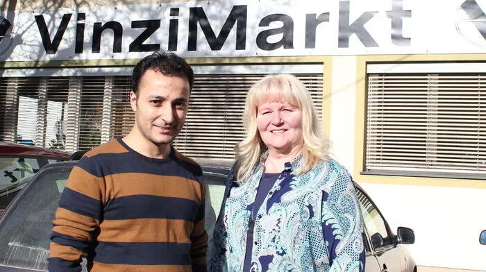 Der syrische Flüchtling Hussam (31) hilft ehrenamtlich im Vinzimarkt Voitsberg bei Brigitte Grundner mit 