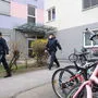 Die Polizei vor der Wohnung, wo die Tat geschah