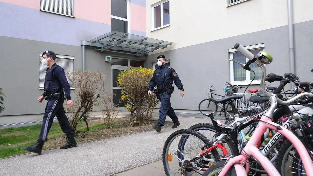 Die Polizei vor der Wohnung, wo die Tat geschah