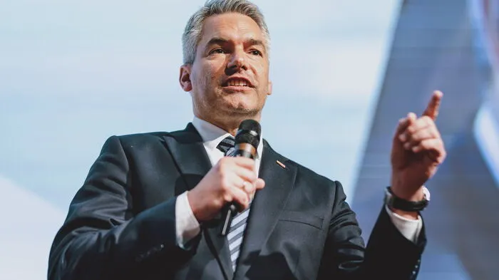 "Wenn wir jetzt so weitermachen, gibt es für euch nur zwei Entscheidungen nachher: Alkohol oder Psychopharmaka." -Bundeskanzler Karl Nehammer (ÖVP) geht beim ÖVP-Landesparteitag in Alpbach auf die derzeitige massive (Teuerungs)-Krise ein.