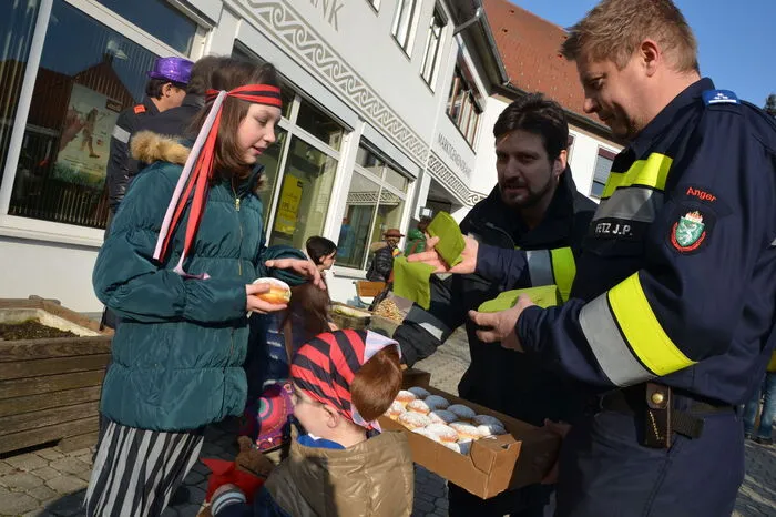 Nach dem bunten Treiben und der Verköstigung mit Faschingskrapfen führte die Faschingsmusik den Umzug durch den Ort an.