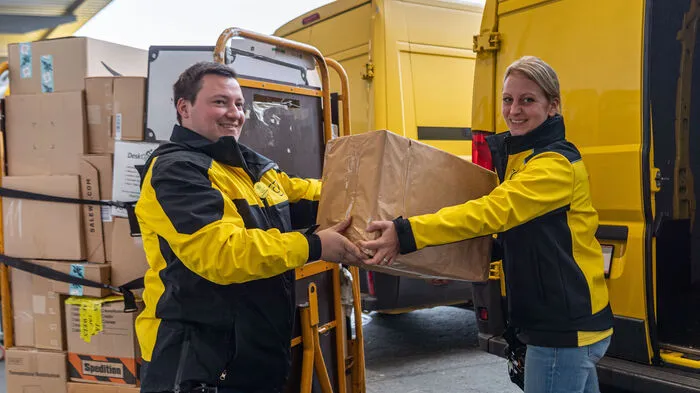 Zusteller Thomas Lex und Claudia Hammer – der Dienst endet, wenn das Auto leer ist