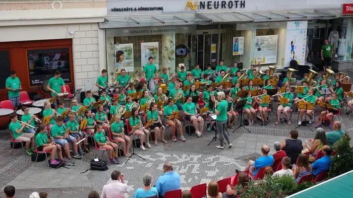 Unter der Leitung von Kerstin Flois, Klaus Maurer und Gerald Kleinburger spielten die Jungmusiker am Weizer Südtirolerplatz groß auf.