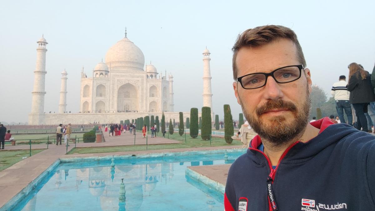 Thomas Ortner vor dem Taj Mahal in Indien