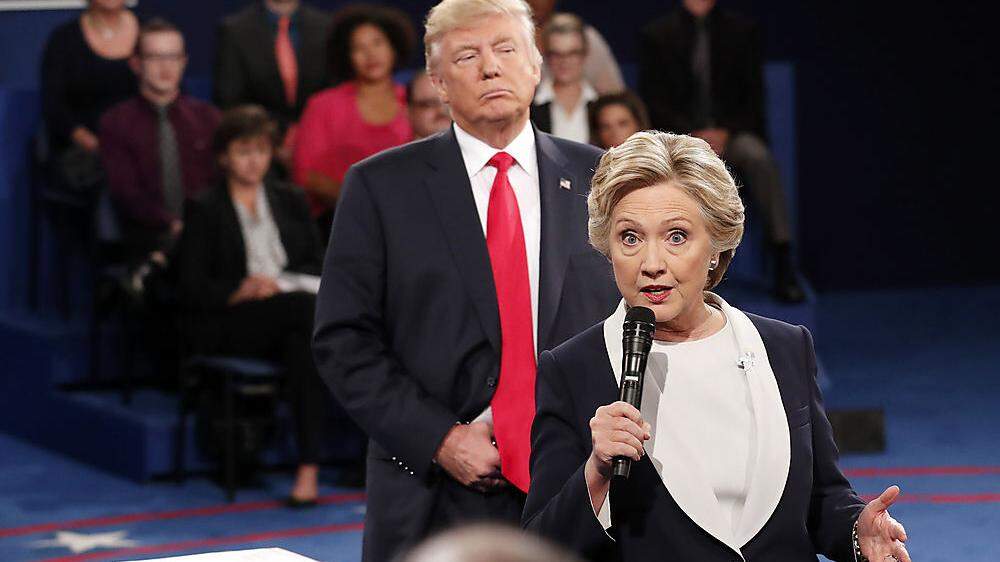 Hillary Clinton mit Donald Trump bei einer ihrer Wahlkampf-Debatten