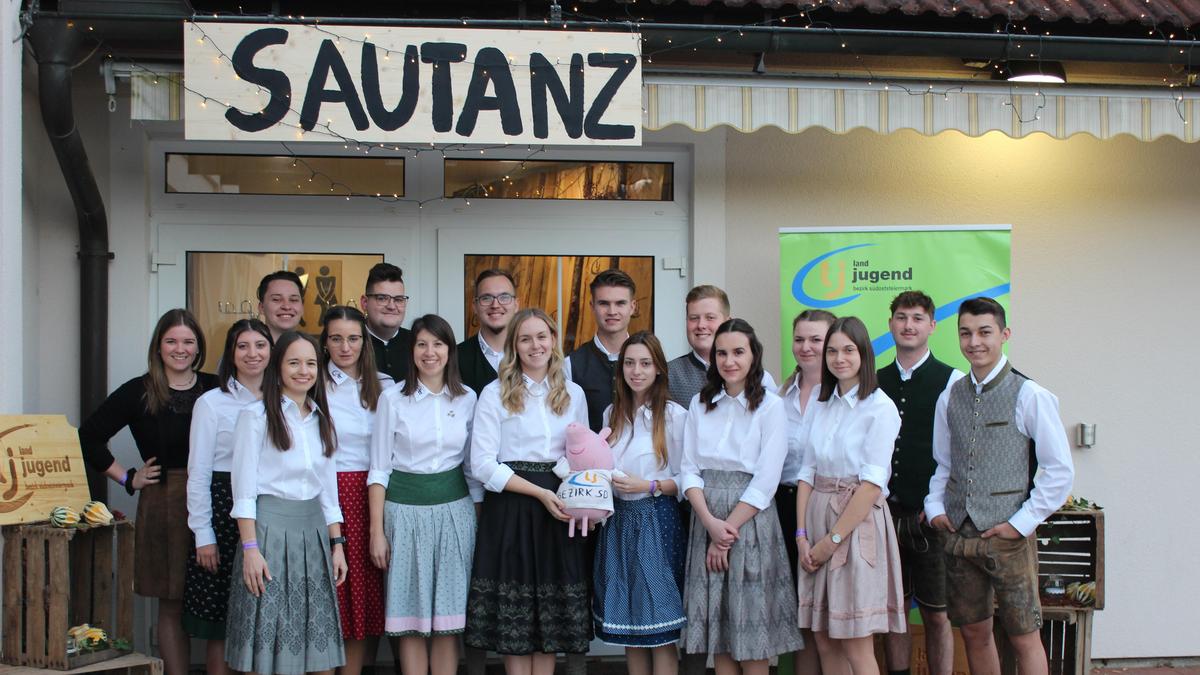 Der Bezirksvorstand der Landjugend Südoststeiermark lud zum ersten Bezirksfest, dem „Sautanz – Das Landjugendfest der Generationen für Junge und Junggebliebene“. Im Bild: neue und ehemalige Mitglieder