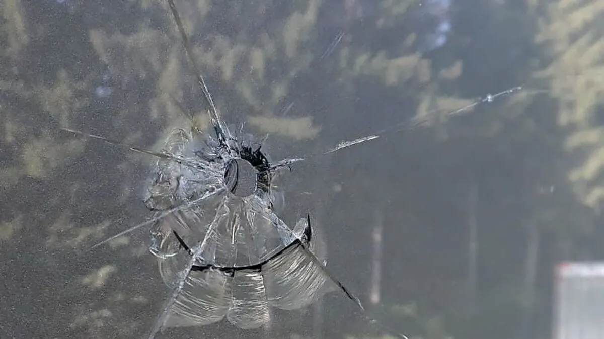 Eines der Löcher in der Scheibe