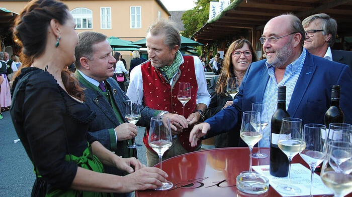 Der Montag auf der Steirischen Weinwoche in Leibnitz „gehört“ zumeist den Wirtschaftstreibenden aus dem Raum Leibnitz und Umgebung. Diesmal kamen besonders viele und drängten sich an den Weinständen.
