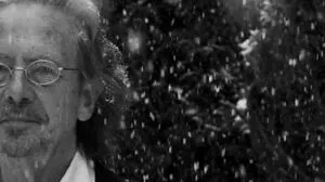 Peter Handke im ersten Winterschnee in seinem Garten in Chaville