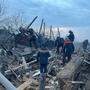 Rettungskräfte arbeiten nach russischem Beschuss in Donetsk, Region Vadim Filashkin. Mindestens elf Menschen sollen den Tod gefunden haben