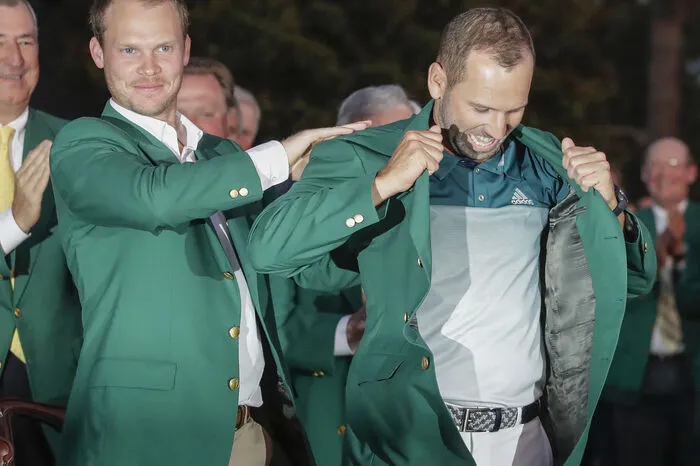 Vorjahressieger Danny Willett half dem Spanier ins berühmte grüne Jackett