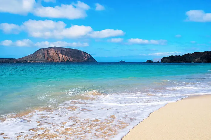 La Graciosa. Wer sich mit dem Boot auf den Weg macht, wird auf der kanarischen Insel La Graciosa, die vorLanzarote liegt und nur auf dem Wasserweg zu erreichen ist, mit einsamen Stränden belohnt. Auch hier benötigen alle Selbstanreisenden eine Erlaubnis, den Hafen anzufahren oder vor einer der ausgewiesenen Buchten zu ankern.Die Insel verfügt über keinerlei asphaltierte Straßen und versetzt einen mit ihren Sandpisten direkt in den Wilden Westen. Mit dem Fahrrad geht es zu naturbelassenen Strände, wie Playa de las Conchas und oder Playa de la Cocina.
