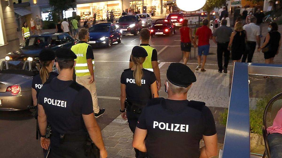 Seit Kurzem gilt in einigen Tourismusorten - darunter auch Velden - Maskenpflicht ab 21 Uhr, die Polizei kontrolliert