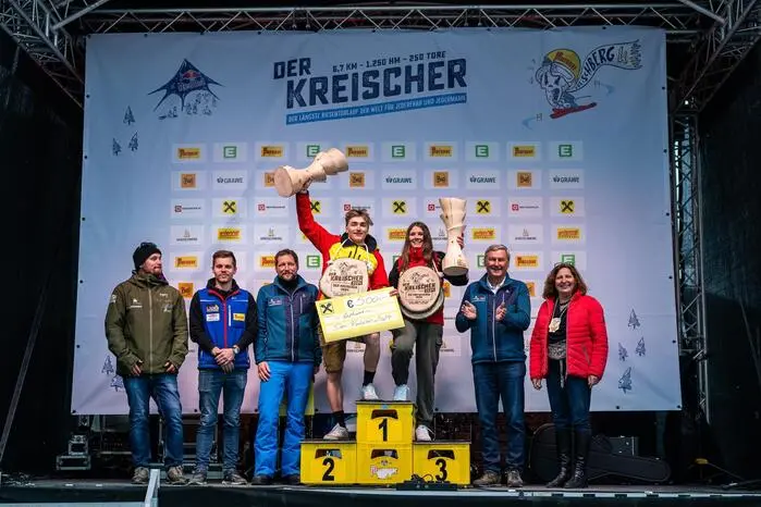 Bei der Wahl des Schneesportgeräts durften die Teilnehmerinnen und Teilnehmer kreativ sein: egal ob Alpinski, Kurzski, Telemarker, Langlaufski, Snowboard, Big Foots oder Eigenkreationen – erlaubt war, was fährt.