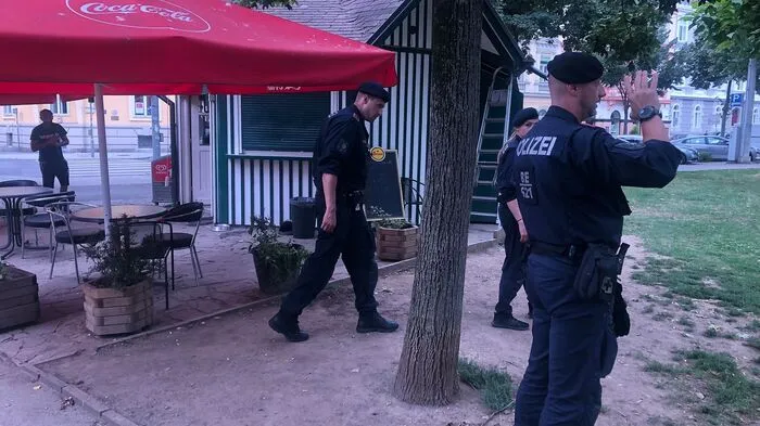 Auch am Tag nach der Bluttat war die Polizei rund um den Tatort im Einsatz