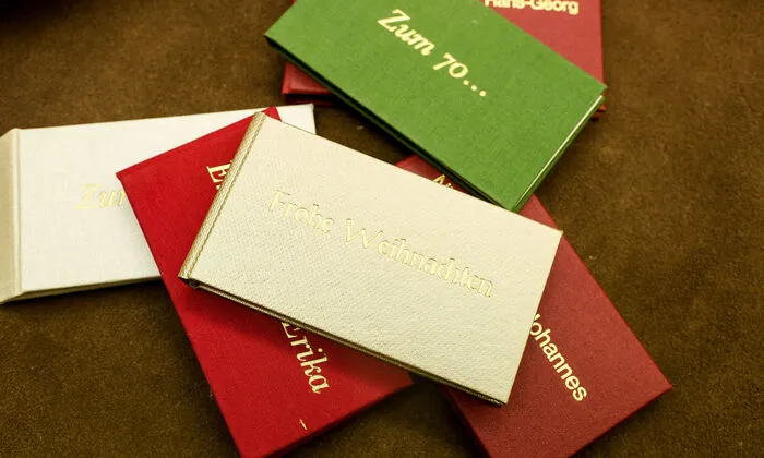 Ein Geldgeschenk zu Weihnachten wird mit den personalisierten Geldscheinbüchern kreativ aufgewertet