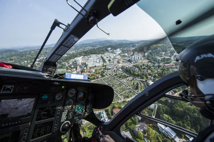 Anflug auf das Klinikum Graz. 60 Prozent der Patienten im Schockraum wurden mit dem Hubschrauber gebracht