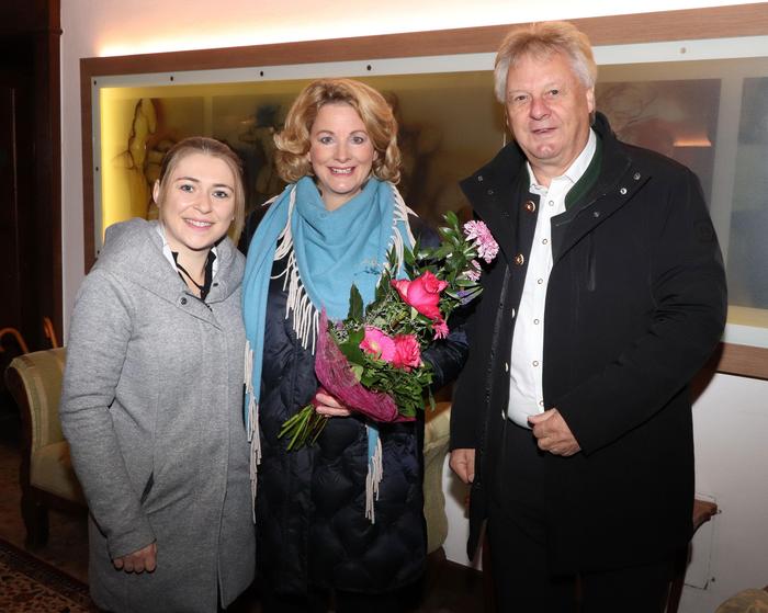 Die Redakteurinnen Leonie Katholnig und Martina Pirker mit dem Hermagorer Bürgermeister Leopold Astner