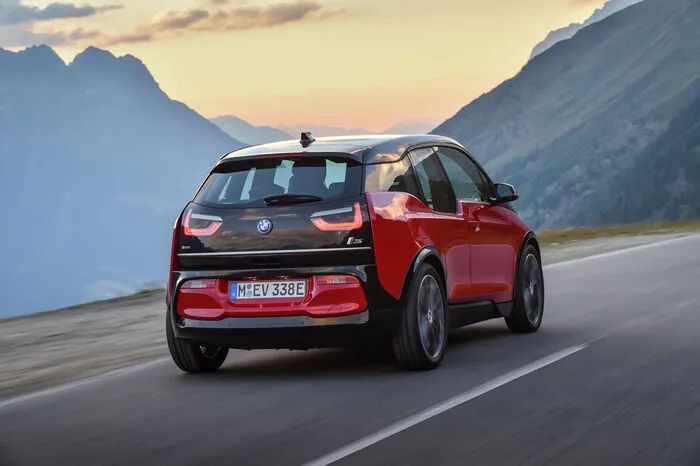 Er kommt auf einen kombinierten Stromverbrauch von 14,3 kWh je 100 Kilometer nach dem NEFZ, nachdem die Reichweite 280 Kilometer liegt. Im neuen Messverfahren WLTP sind es 235 bis 245 Kilometer, für den Alltagsbetrieb werden 200 Kilometer angegeben.
