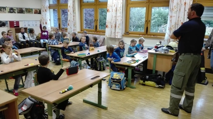 Die Feuerwehren Tröpolach, Rattendorf und Watschig besuchten die Volksschule Tröpolach. Brandschutzerziehung und eine Evakuierungsübung standen auf dem Programm.