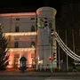Der große Stern, der bisher an der Westseite des Schlosses installiert wurde, wird heuer beim Hauptportal erstrahlen