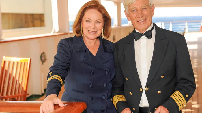 ('Das Traumschiff', 'Malaysia', im Bild: Heide Keller (Beatrice), Siegfried Rauch (Kapitän Paulsen)