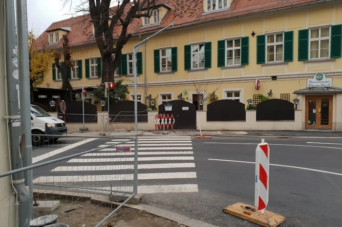 ... mit der Ampel Luthergasse gleichgeschalten wird. Hier trennt man wiederum die Grünphasen.