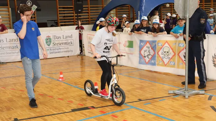 In der Sporthalle in Voitsberg duellierten sich mehr als 350 Schülerinnen und Schüler von 20 Volksschulklassen aus dem Bezirk Voitsberg im Rahmen der Kindersicherheitsolympiade "Safety-Tour 2023".