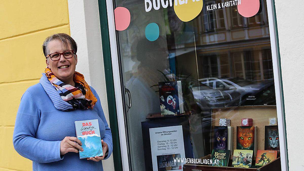 Anna Maria Kutej vor dem neuen „k & k Buchladen“. Vorher waren die Bücher in der Mittelschule untergebracht 