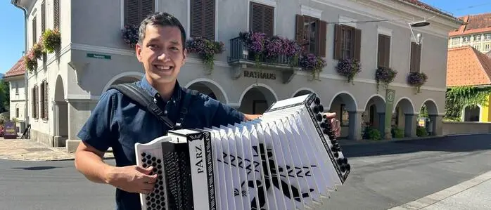 Der Volksmusiker Willly Pichay verbindet in seiner Musik sowohl seinen Beruf als Rauchfangkehrer als auch seine Heimat Stainz