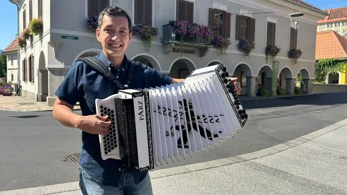 Der Volksmusiker Willly Pichay verbindet in seiner Musik sowohl seinen Beruf als Rauchfangkehrer als auch seine Heimat Stainz
