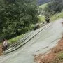 Hangsicherung mit Planen, damit nicht weiteres Wasser eindringen kann. Das Bild zeigt Einsatzkräfte in Lobmingtal