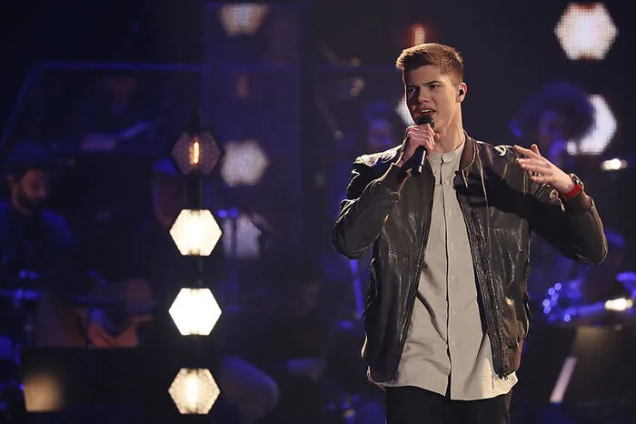 Benedikt Köstler stieg aus dem Team von Mark Forster auf. Mit dem Klassiker "Stand By Me" von Ben E. King.