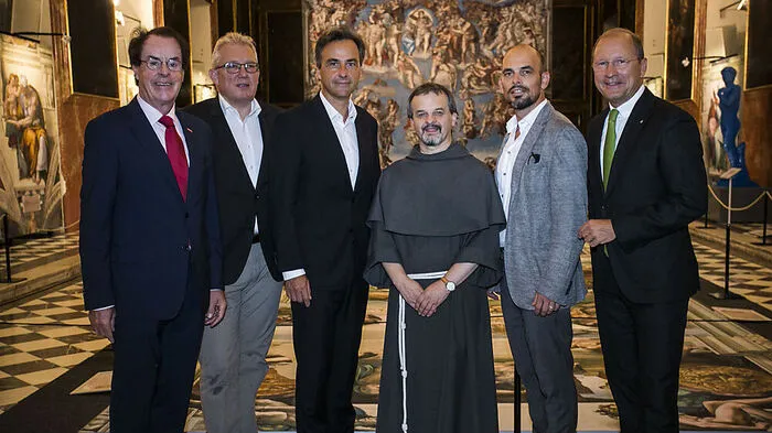 Hausherr Pater Tomasz mit Siegfried Nagl und Eröffnungsgästen.