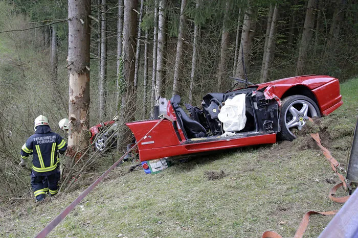 Auf der Redleitner Bezirksstraße ist ein Ferrari gegen einen Baum geprallt.