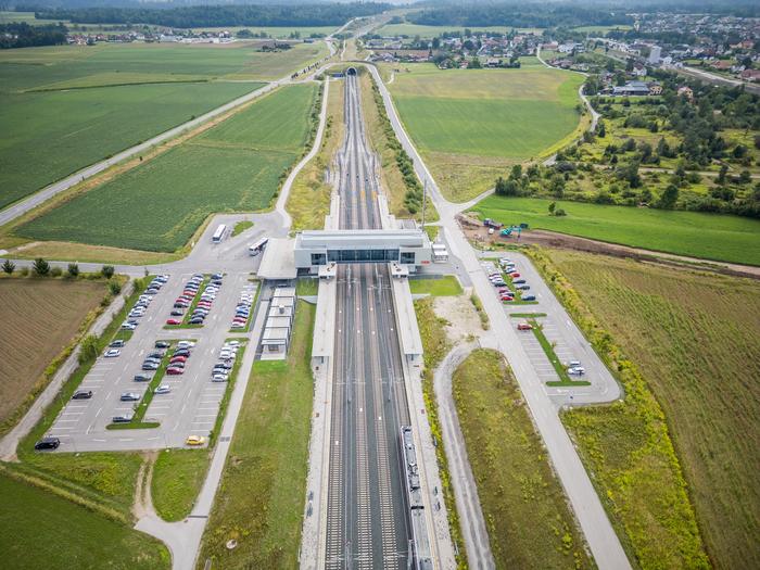 Südlich des neuen Bahnhofes haben die Arbeiten zur Errichtung der Verbindungsstraße begonnen (rechts im Bild)