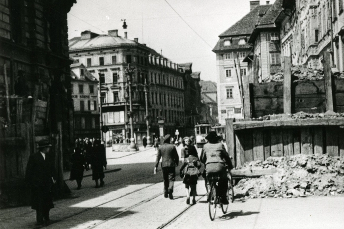 Spuren des Krieges, des Zweiten Weltkrieges, in der Herrengasse, seit 1938 eine Aufmarschstraße der Nazis.