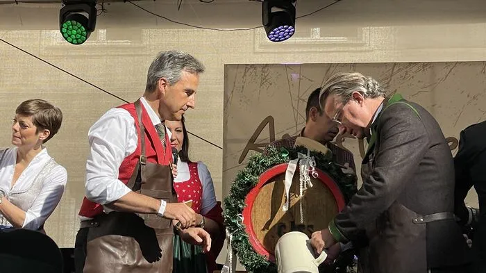 Bieranstich vom Stadtchef Siegfried Nagl und Landesrat Christopher Drexler ...