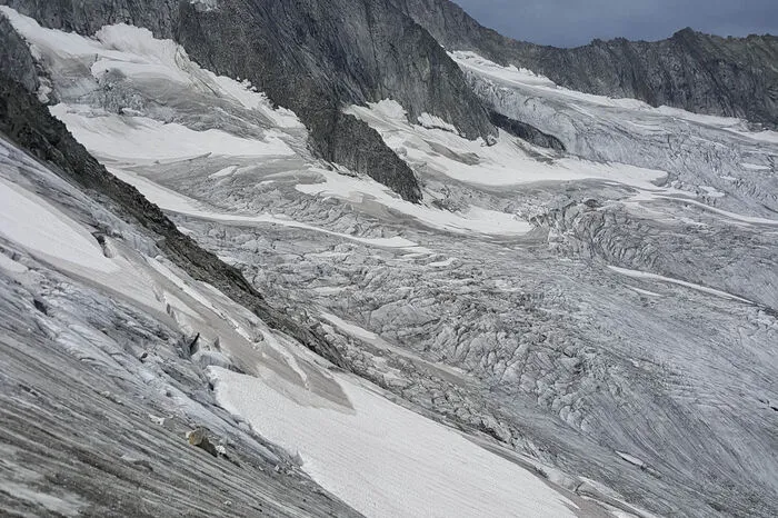 Ein Bergsteiger kam auf dem Eis ins Rutschen und riss die anderen mit. Eine Gruppe von Bergsteigern, die etwa 30 bis 50 Meter hinter der verunglückten Seilschaft gegangen ist, hat den Unfall beobachtet.