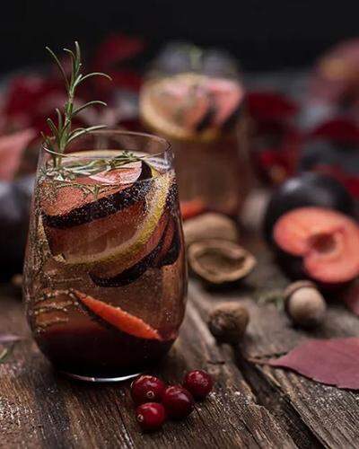 Der perfekte Herbstcocktail mit fruchtigen Zwetschgen und aromatischem Rosmarin