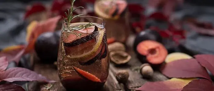Der perfekte Herbstcocktail mit fruchtigen Zwetschgen und aromatischem Rosmarin