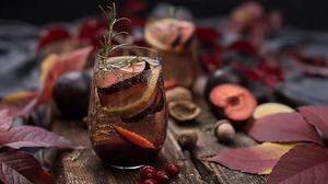 Der perfekte Herbstcocktail mit fruchtigen Zwetschgen und aromatischem Rosmarin